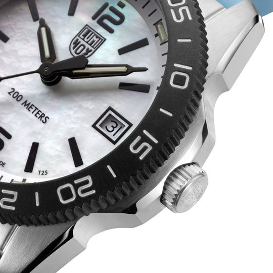 Pacific Diver Hvit Perlemor / Lys Blå 39mm