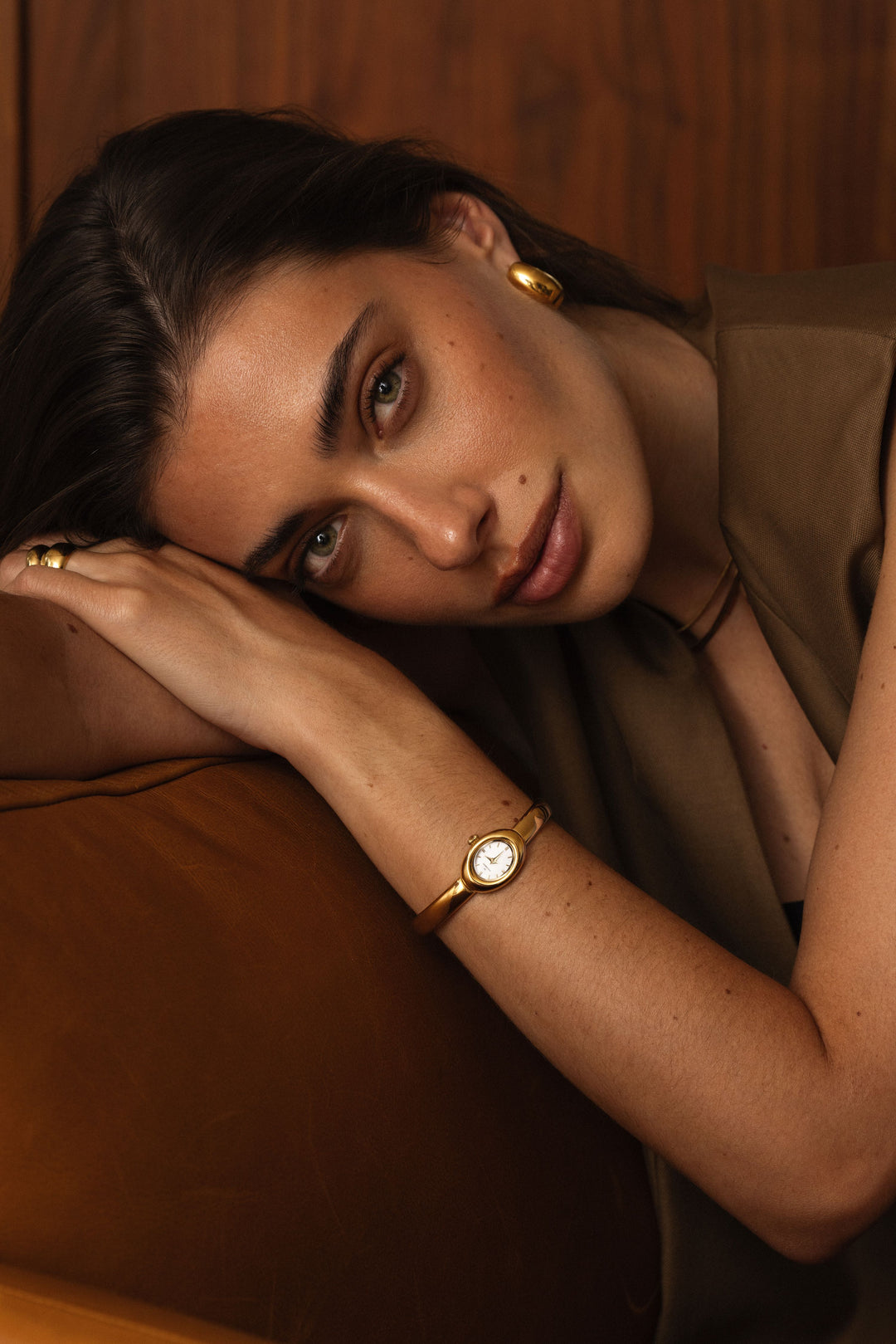 Mockberg Belle Oval Petite Bangle dameklokke i gullfarget stål (26mm) Large