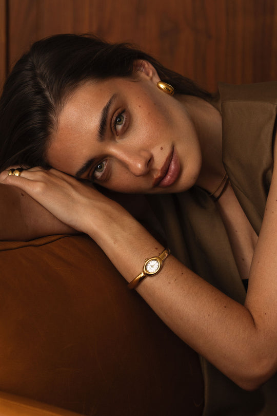 Mockberg Belle Oval Petite Bangle dameklokke i gullfarget stål (26mm) Large