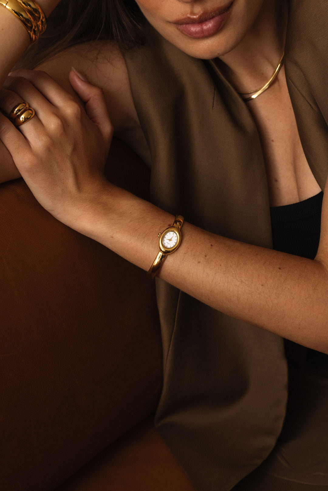 Mockberg Belle Oval Petite Bangle dameklokke i gullfarget stål (26mm) Small