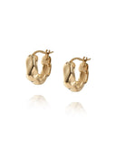 Mockberg Wavy Bolded Hoops ørering i gullfarget stål (small)