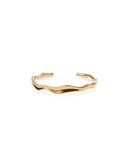 Mockberg Wavy Bolded Cuff armring i gullfarget stål