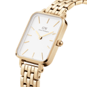 DW Quadro 5-Link Evergold dameklokke i gullfarget stål (20x26mm)