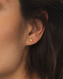 Mockberg Love Gold Studs øredobber i gullfarget stål (small)