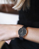 DW Classic Petite Ashfield  dameklokke i sortfarget stål  (32mm)
