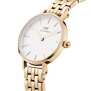DW Petite 5-Link Evergold dameklokke i gullfarget stål (28mm)