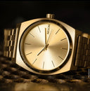 Nixon Time Teller klokke i gullfarget stål (37mm)
