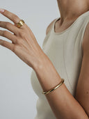 Mockberg Aura Bold Bangle armring i gullfarget stål (small)