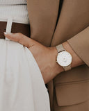 DW Petite Evergold dameklokke i gullfarget stål (32mm)