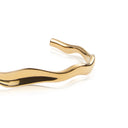 Mockberg Wavy Bolded Cuff armring i gullfarget stål