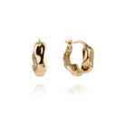Mockberg Wavy Bolded Hoops ørering i gullfarget stål (small)