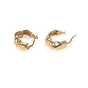 Mockberg Wavy Bolded Hoops ørering i gullfarget stål (small)
