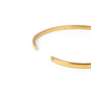 Mockberg x Kenza Nisrine armring i gullfarget stål (large)