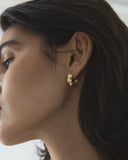 Mockberg Wavy Bolded Hoops ørering i gullfarget stål (small)