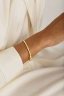 Mockberg x Kenza Nisrine armring i gullfarget stål (small)