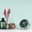 Mondaine Mondaine vekkerur i sølv matt aluminium med grønn skive (12,5cm)