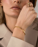 Mockberg Sleek Bangle armring i gullfarget stål (medium)